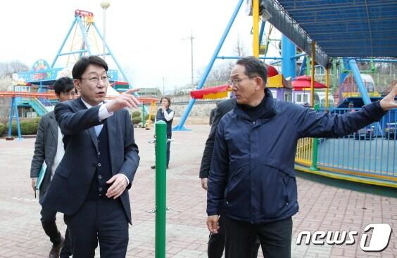 본문 이미지 - 22일 최근 재개장한 전주동물원 내 놀이시설 드림랜드를 방문한 우범기 시장이 운영현황과 시설물의 안전성 등을 꼼꼼히 점검하고 있다.(전주시 제공)/뉴스1