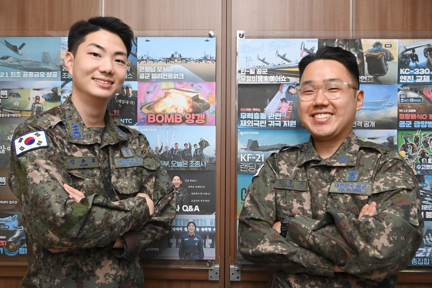 공군본부 미디어콘텐츠과 소속 소셜미디어담당 김용휘 대위(29·정훈·학군 45기)(왼쪽)와 강동재 하사(29·정훈·전문(숙련) 194기).(공군 제공)
