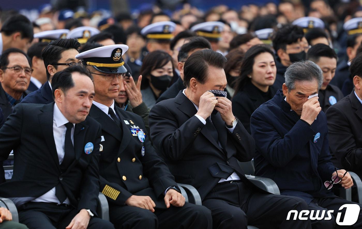 본문 이미지 - 윤석열 대통령이 22일 오후 경기 평택시 해군2함대사령부에서 열린 제9회 서해수호의 날 기념식에 참석해 천안함 피격 당시 목숨을 잃은 고(故) 김태석 원사 딸 김해봄 씨가 '아빠에게 보내는 편지'를 읽자 손수건으로 눈물을 닦고 있다. (대통령실 제공) 2024.3.22/뉴스1 ⓒ News1 안은나 기자