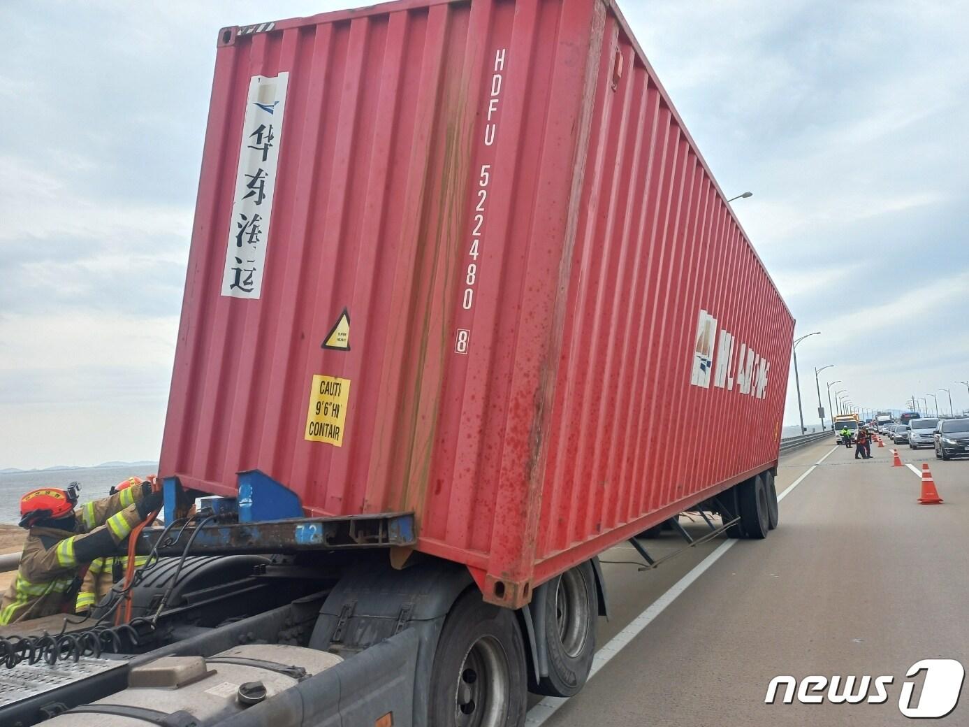 본문 이미지 -  22일 오후 3시13분쯤 인천대교 영종에서 송도 방면 14.8km 지점에서 트랙터 위 실려있던 컨테이너가 뒤틀리는 사고가 발생했다.(인천소방본부 제공)2024.3.22/뉴스1