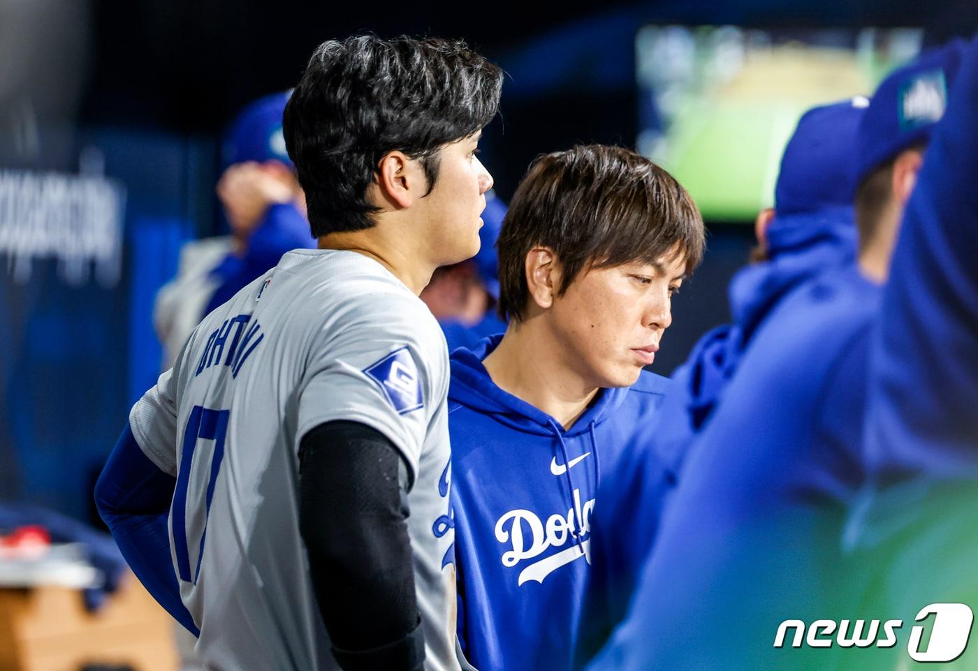 20일 오후 서울 고척스카이돔에서 미국프로야구&#40;MLB&#41; 공식 개막전 LA 다저스와 샌디에이고 파드리스 1차전 경기에서 LA 다저스 오타니 쇼헤이와 통역사 미즈하라 잇페이가 경기를 지켜보고 있다. &#40;공동취재&#41; 2024.03.22/뉴스1 ⓒ News1 김진환 기자