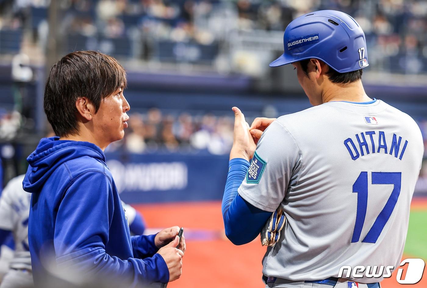 20일 오후 서울 고척스카이돔에서 미국프로야구&#40;MLB&#41; 공식 개막전 LA 다저스 대 샌디에이고 파드리스 1차전 경기에서 LA 다저스 오타니 쇼헤이와 통역사 미즈하라 잇페이가 대화를 나누고 있다. &#40;공동취재&#41; 2024.3.22/뉴스1 ⓒ News1 김진환 기자