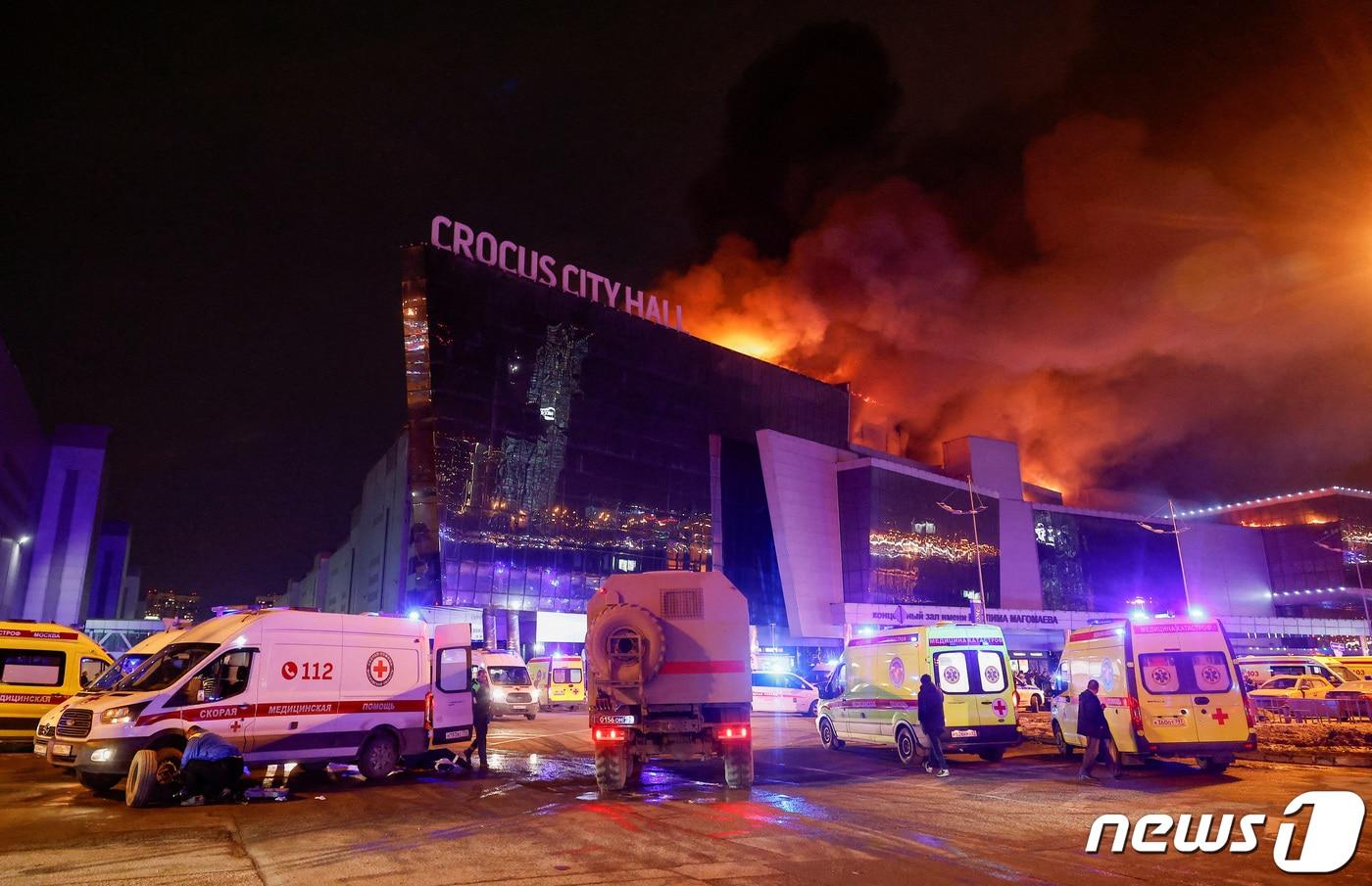 22일(현지시간) 러시아 모스크바 외곽 크로커스 시티홀에 총격 사건 및 화재가 일어났다. 소방 및 구급 차량이 현장에 도착한 모습. 2024.03.22/ ⓒ 로이터=뉴스1 ⓒ News1 권진영 기자
