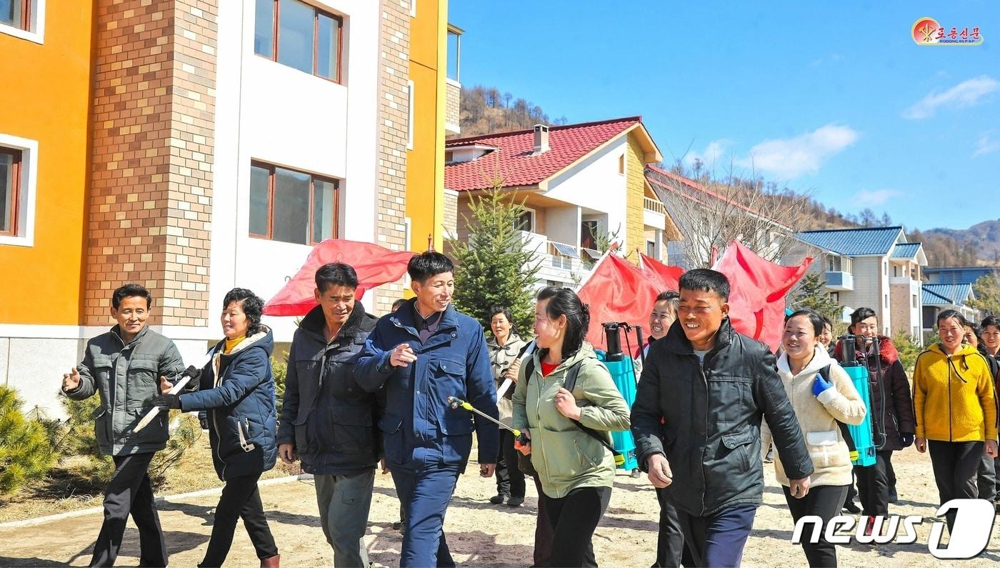 본문 이미지 - (평양 노동신문=뉴스1) = 북한 노동당 기관지 노동신문은 23일 "봄을 맞은 사회주의 전야에서 올해 농업 생산량 확대를 위해 열의를 보이고 있다＂라고 보도했다. [국내에서만 사용가능. 재배포 금지. DB 금지. For Use Only in the Republic of Korea. Redistribution Prohibited] rodongphoto@news1.kr