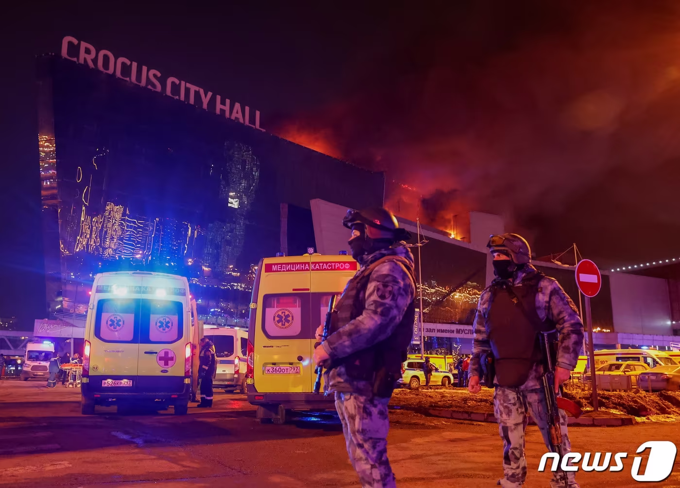 본문 이미지 - 22일(현지시간) 러시아 모스크바 외곽 크로커스 시티홀에서 총격 사건으로 화재가 발생했다. 경찰들이 화재 현장을 통제하고 있다. ⓒ 로이터=뉴스1 ⓒ News1 박형기 기자