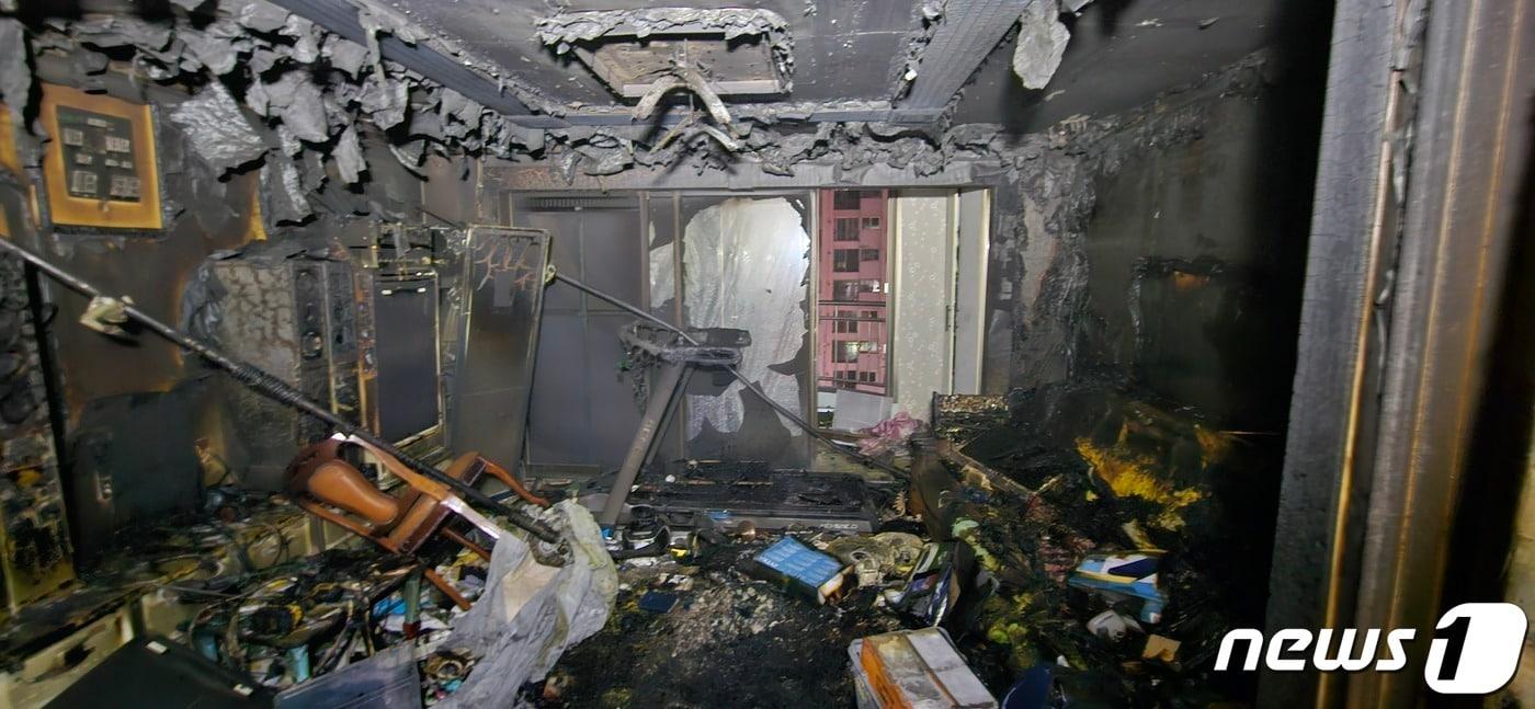 본문 이미지 - 22일 오후 11시 6분쯤 수성구 매호동의 한 아파트에 화재가 발생했다.(대구소방본부 제공) 2024.3.23/뉴스1