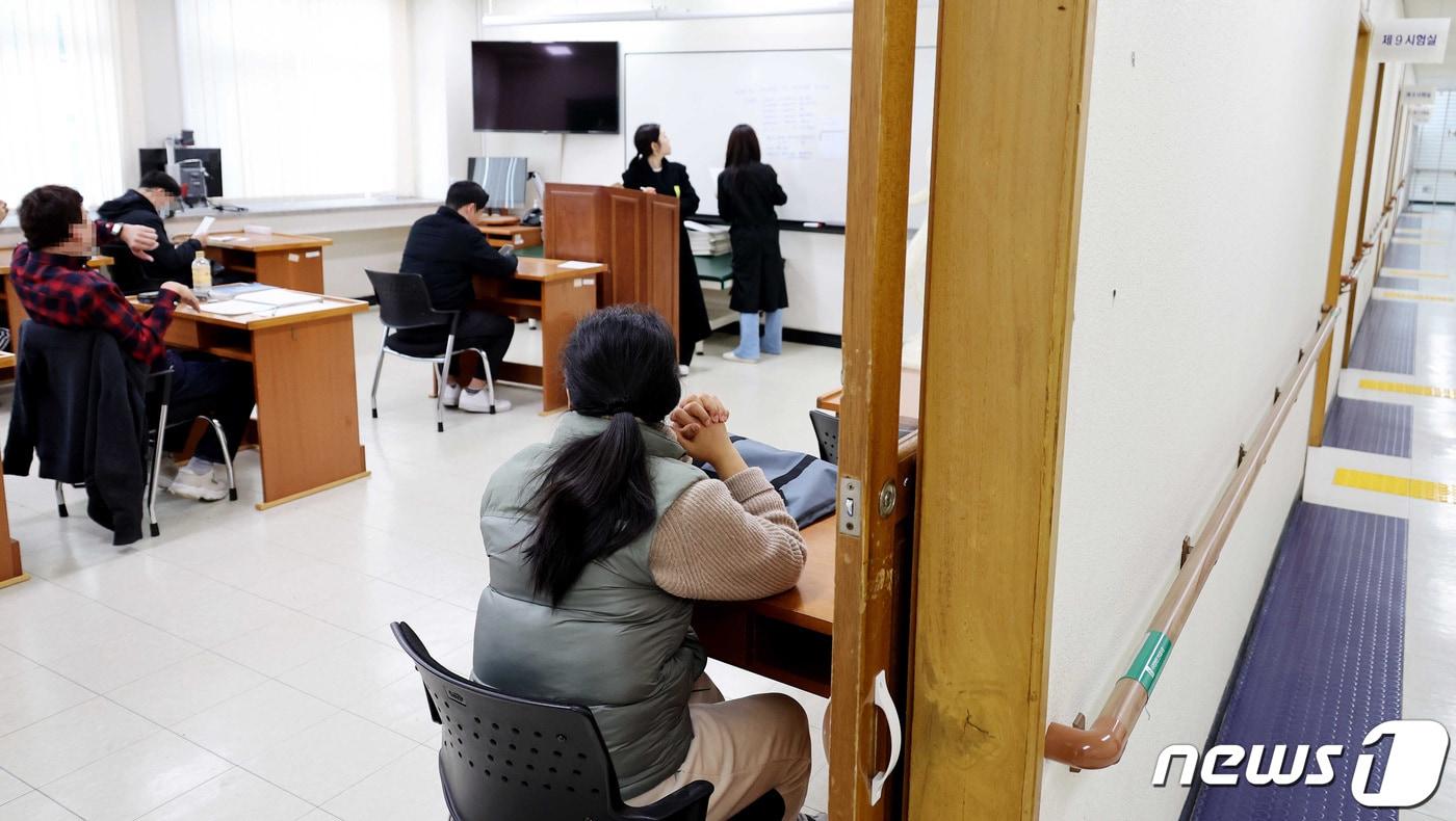 국가공무원 9급 공개경쟁채용 필기시험이 치러진 23일 서울 용산구의 한 시험장에서 수험생들이 시험 시작을 기다리고 있다. (인사혁신처 제공) 2024.3.23/뉴스1