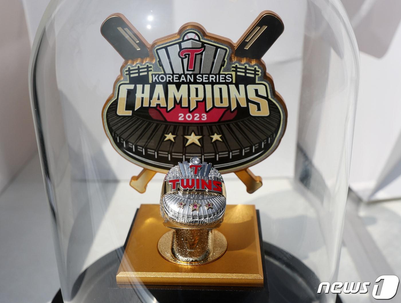 본문 이미지 - 23일 서울 송파구 잠실야구장에서 열리는 '2024 신한 SOL 뱅크 KBO리그' 공식 개막전 한화 이글스와 LG 트윈스의 경기를 앞두고 2023년 통합 챔피언을 이룬 LG 선수단에게 수여되는 우승 반지가 공개되고 있다. 2024.3.23/뉴스1 ⓒ News1 김진환 기자