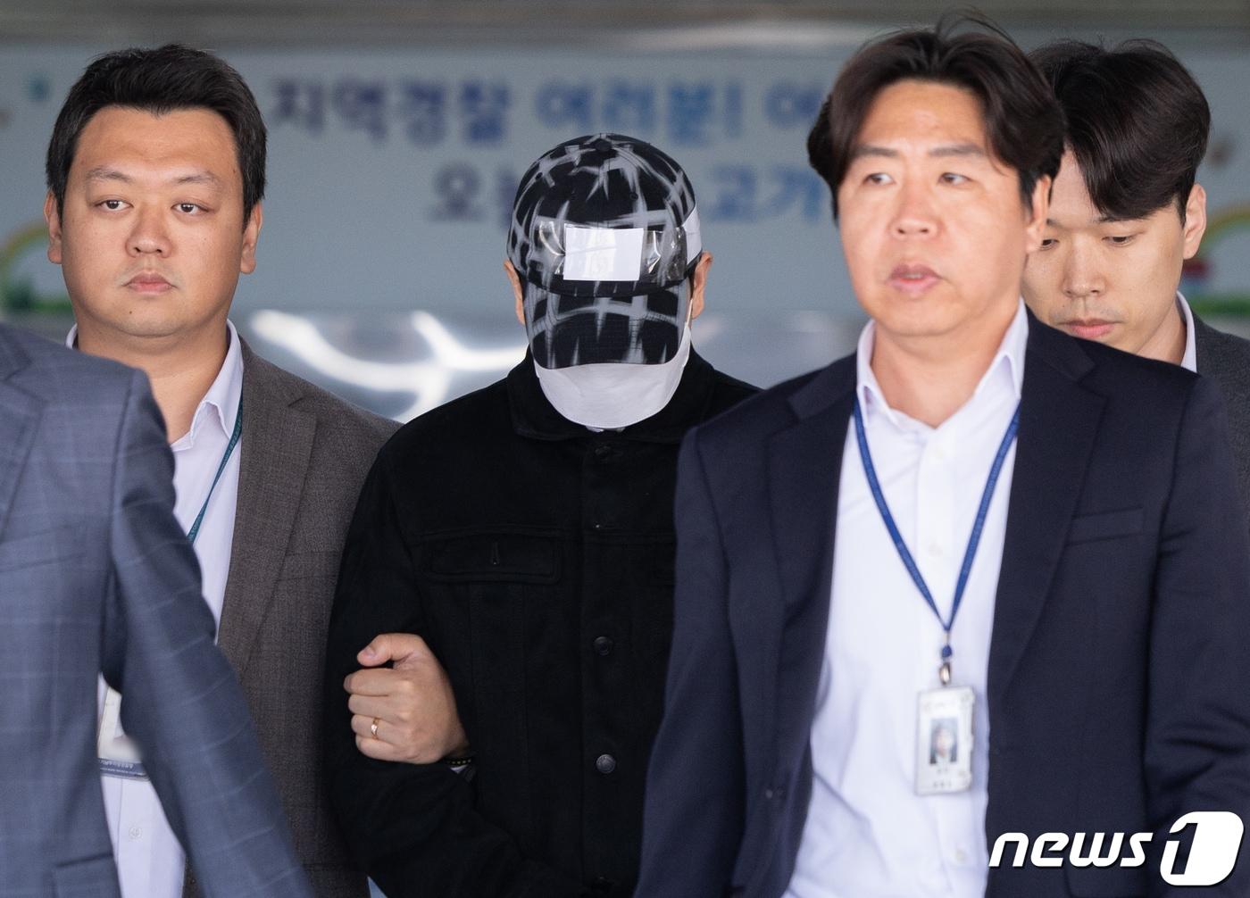 본문 이미지 - 고&#40;故&#41; 이선균 씨의 수사기록 유출 사건으로 검거된 인천경찰청 소속 경찰관 A 씨가 23일 오후 구속 전 피의자심문&#40;영장실질심문&#41;을 받기 위해 수원 영통구 수원남부경찰서를 나와 호송차로 향하고 있다. 2024.3.23/뉴스1 ⓒ News1 이재명 기자