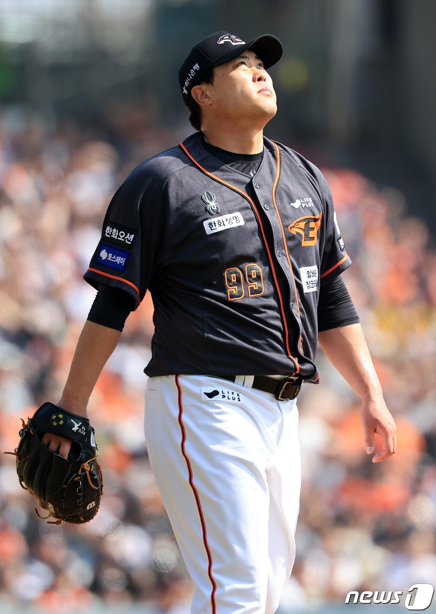 본문 이미지 - 23일 서울 송파구 잠실야구장에서 열린 '2024 신한 SOL 뱅크 KBO리그' 공식 개막전 한화 이글스와 LG 트윈스의 경기, 한화 선발 류현진이 2회말 등판해 하늘을 응시하고 있다. 2024.3.23/뉴스1 ⓒ News1 김진환 기자