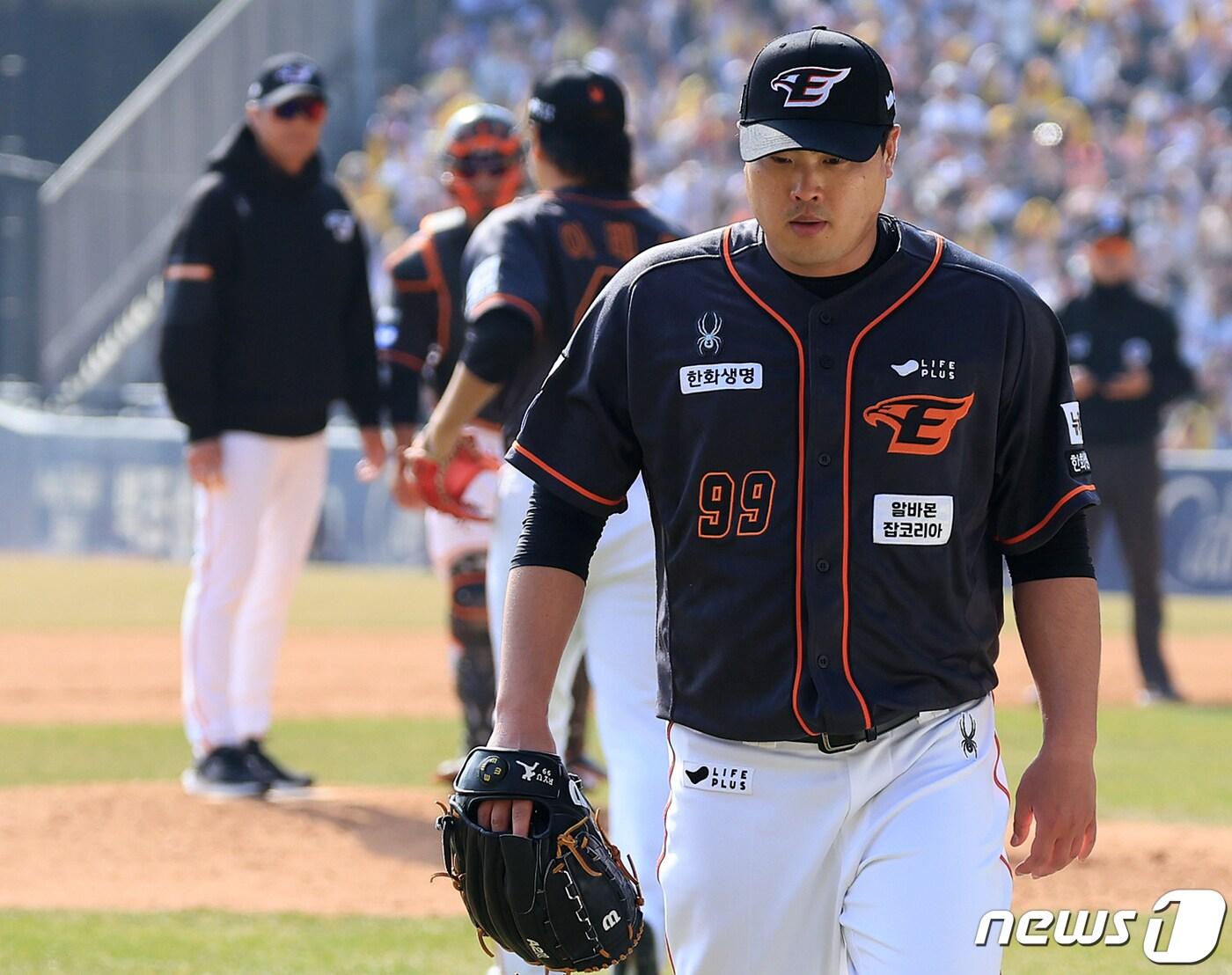 본문 이미지 - 23일 서울 송파구 잠실야구장에서 열린 '2024 신한 SOL 뱅크 KBO리그' 공식 개막전 한화 이글스와 LG 트윈스의 경기, 한화 선발 류현진이 4회말 2사 1,3루에서 강판되고 있다. 이날 12년 만에 KBO리그 선발 등판한 류현진은 3.2이닝 6피안타 3사사구 5실점(2자책)을 기록하며 아쉬운 모습을 보였다. 2024.3.23/뉴스1 ⓒ News1 김진환 기자
