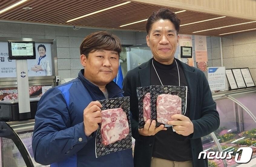 본문 이미지 - 강원 원주시청 공무원노동조합이 지난 22일부터 조합원 근로자의 날 기념선물인 치악산 한돈세트 지급을 시작했다. 지급방법은 오는 4월 2일까지 원주축산농협 하나로마트 정육코너에 교환권을 제출하고 수령하는 방식이다. (원주시청 공무원노동조합 제공) 2024.3.23/뉴스1