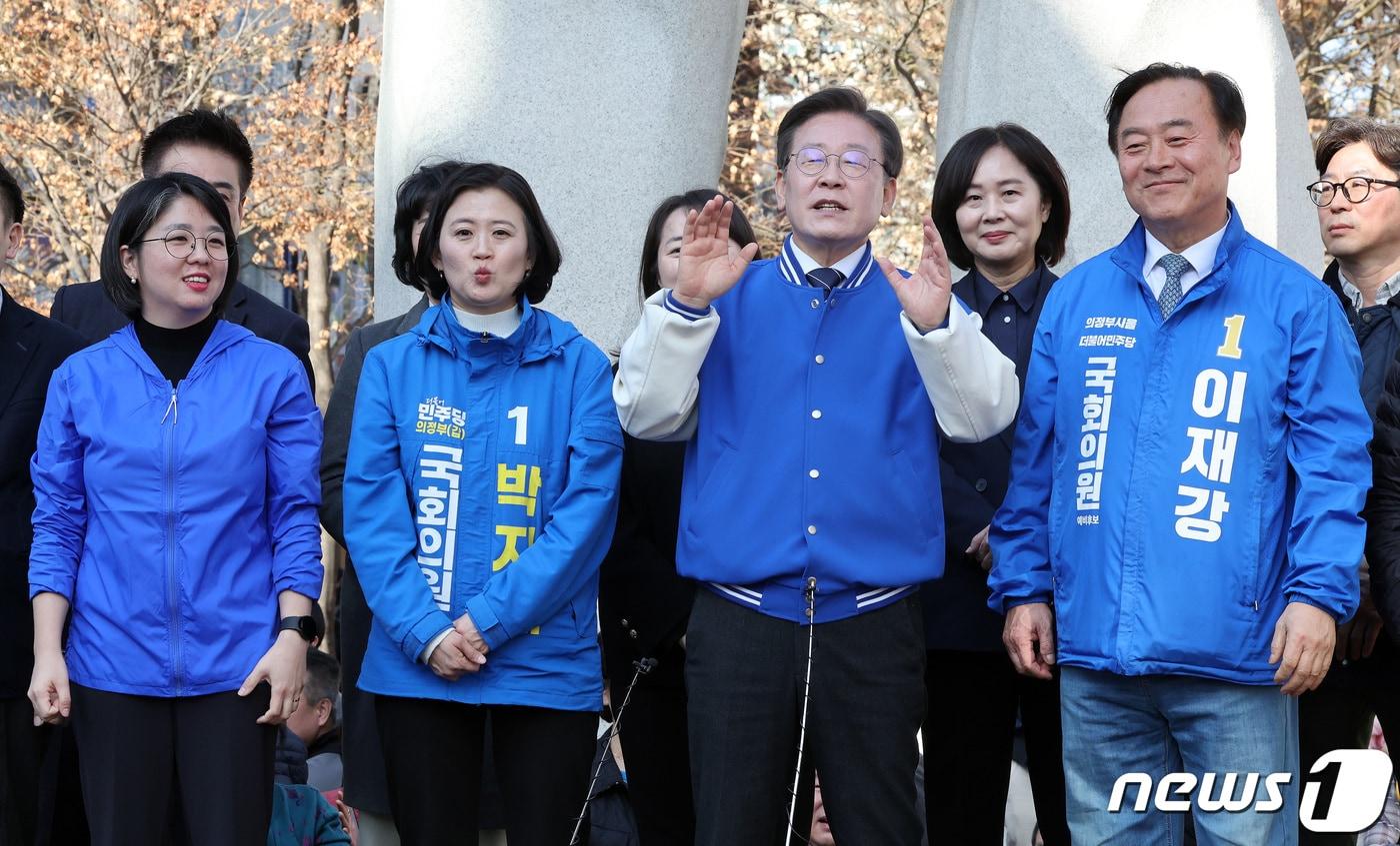 본문 이미지 - 이재명 더불어민주당 대표가 23일 경기 의정부시 제일시장에서 열린 의정부 현장 기자회견에서 발언하고 있다. 왼쪽부터 용혜인 더불어민주연합 의원, 박지혜(의정부 갑), 이 대표, 이재강(의정부 을) 후보. 2024.3.23/뉴스1 ⓒ News1 이동해 기자