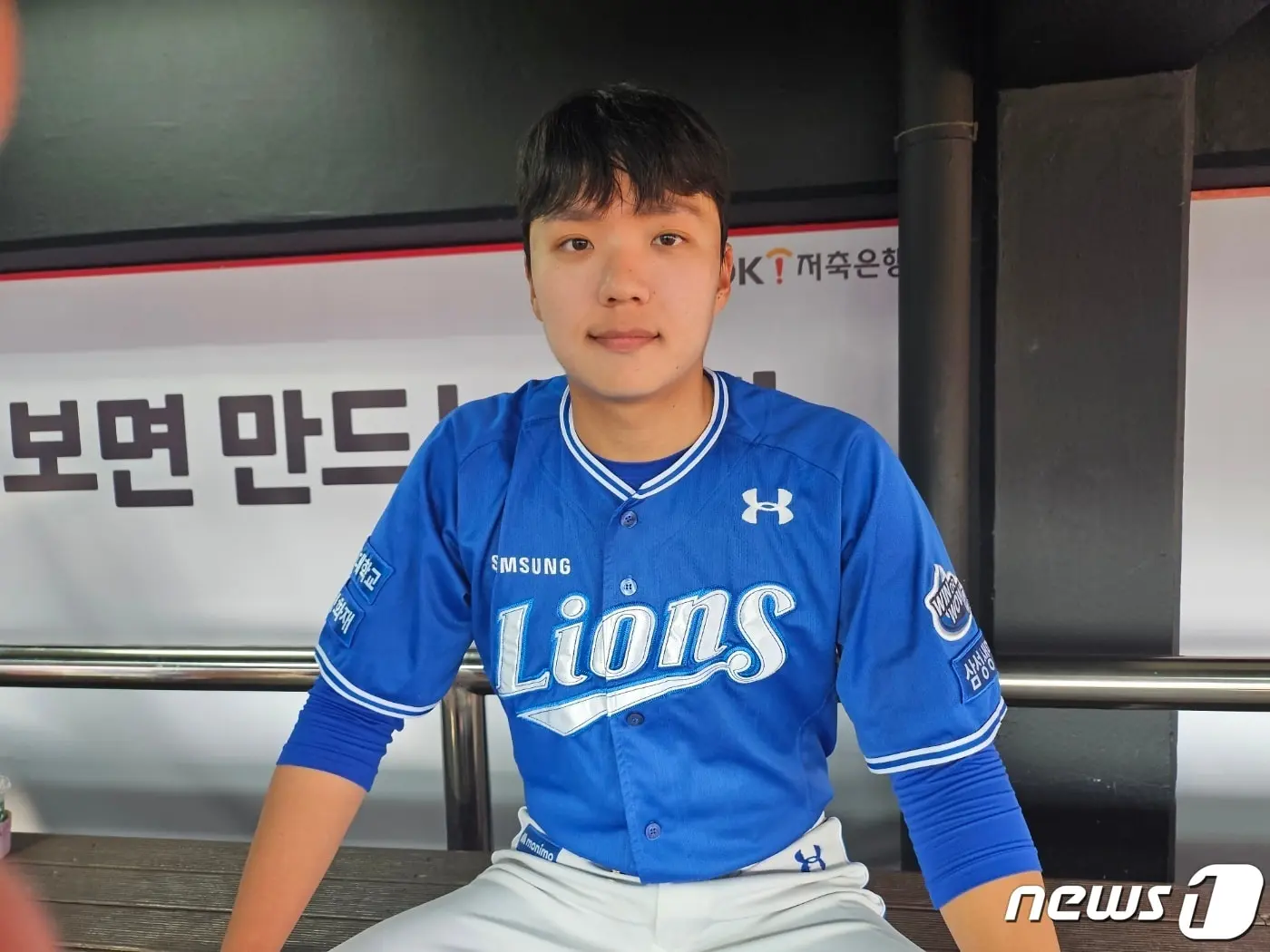 본문 이미지 - 삼성 라이온즈 김현준이 23일 경기 수원 케이티위즈파크에서 열린 KT 위즈와의 2024 프로야구 개막전에서 연장 결승타로 팀의 승리를 이끈 뒤 취재진과 인터뷰를 하고 있다. ⓒ News1