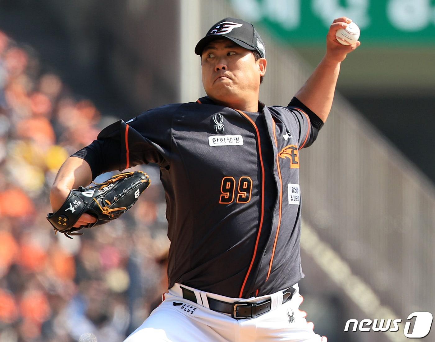 본문 이미지 - 23일 서울 송파구 잠실야구장에서 열린 '2024 신한 SOL 뱅크 KBO리그' 공식 개막전 한화 이글스와 LG 트윈스의 경기, 한화 선발 류현진이 2회말 등판해 힘차게 공을 던지고 있다. 2024.3.23/뉴스1 ⓒ News1 김진환 기자
