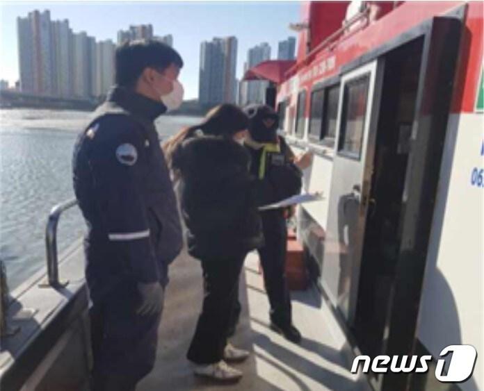 본문 이미지 - 낚시어선 안전점검 모습.(경기도 제공)