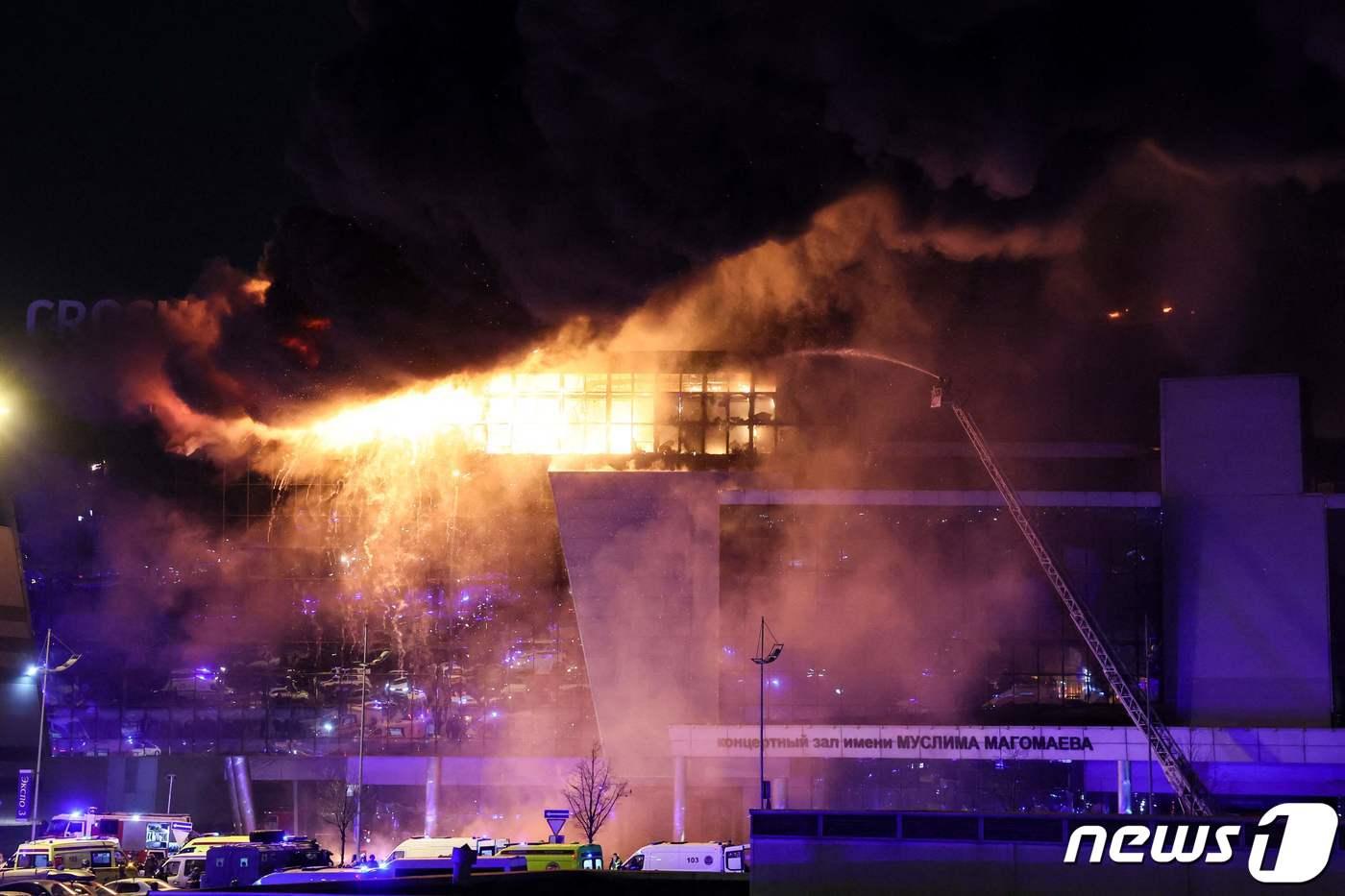22일 (현지시간) 러시아 모스크바 외곽 크라스노고르스크의 크로쿠스 시티홀에 무장 괴한들이 총기를 난사해 최소 143명이 숨진 현장이 불길에 휩싸여 있다. 2024. 3. 24 ⓒ AFP=뉴스1 ⓒ News1 우동명 기자