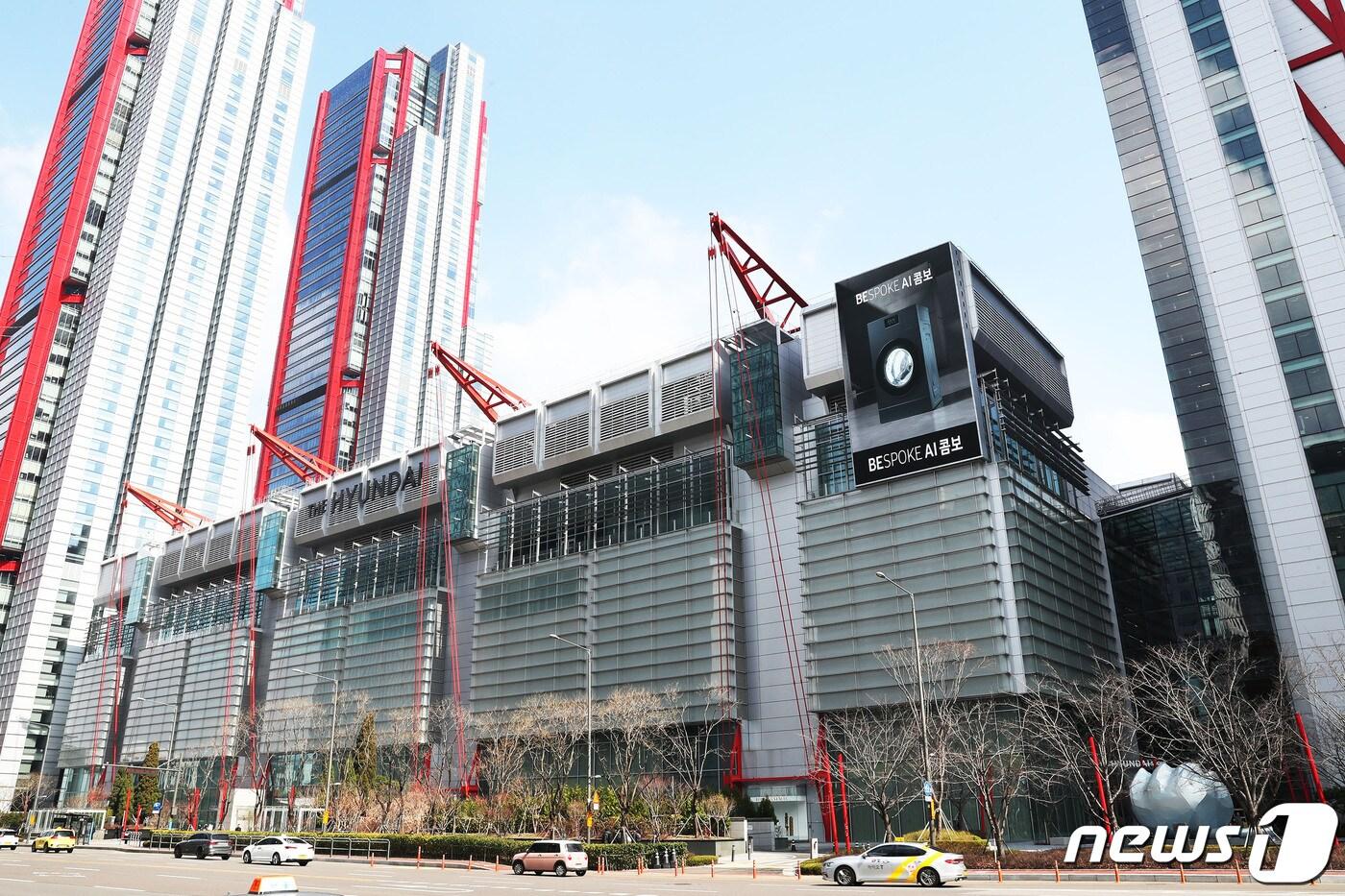 본문 이미지 - 서울 여의도 더현대 서울에 삼성전자 '비스포크 AI 콤보' 옥외광고가 게재된 모습(삼성전자 제공)