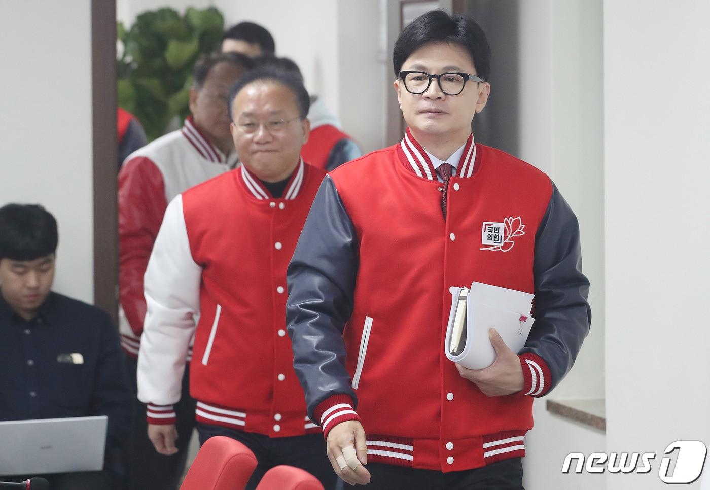 본문 이미지 - 한동훈 국민의힘 비상대책위원장과 윤재옥 원내대표가 24일 오전 서울 여의도 중앙당사에서 열린 중앙선거대책위원회의에 참석하고 있다. 2024.3.24/뉴스1 ⓒ News1 임세영 기자