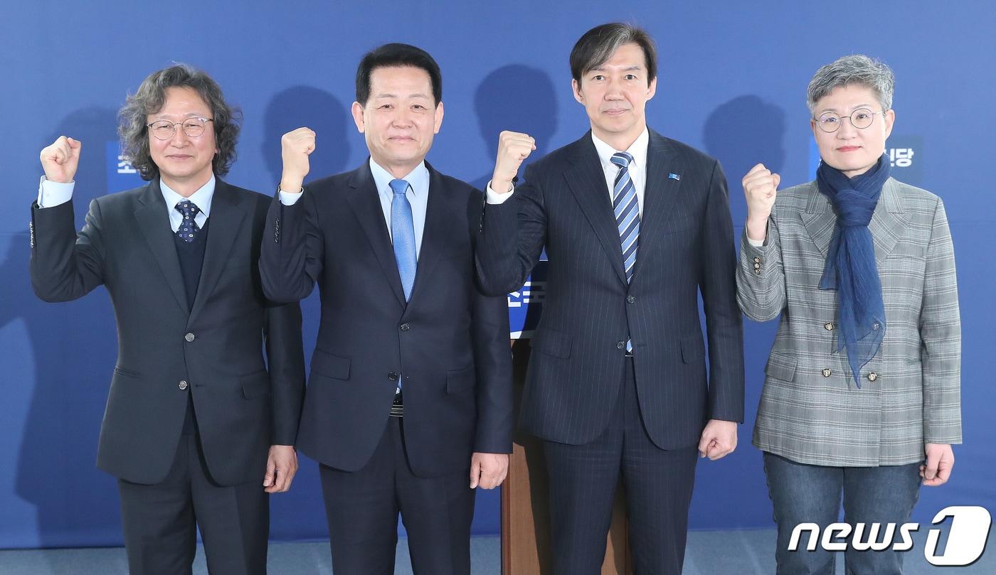 조국 조국혁신당 대표 및 공동선대위원장들이 2024년 3월 24일 오전 서울 여의도 당사에서 열린 조국혁신당 ‘파란불꽃선거대책위원회’ 공식 출범식에서 기념촬영을 하고 있다. 왼쪽부터 김호범·은우근 공동선대위원장, 조국 대표, 강미숙 공동선대위원장. 2024.3.24/뉴스1 ⓒ News1 임세영 기자