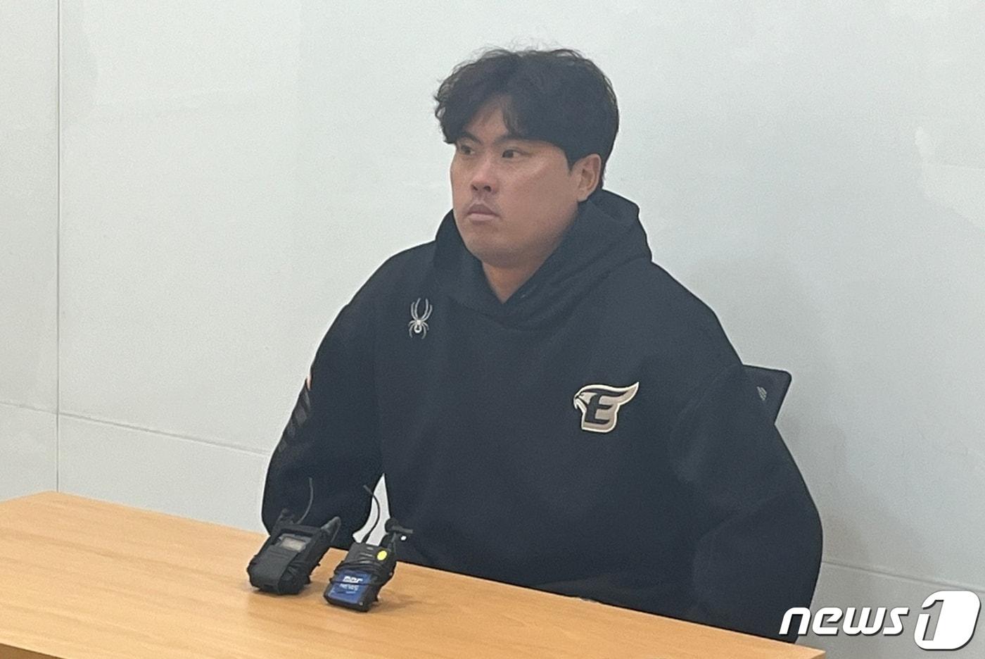 류현진은 24일 서울 잠실야구장에서 열리는 2024 신한은행 SOL뱅크 KBO리그 LG 트윈스와의 개막 2차전에 앞서 취재진과 만나 전날 경기에 대한 소감을 전했다.ⓒ 뉴스1