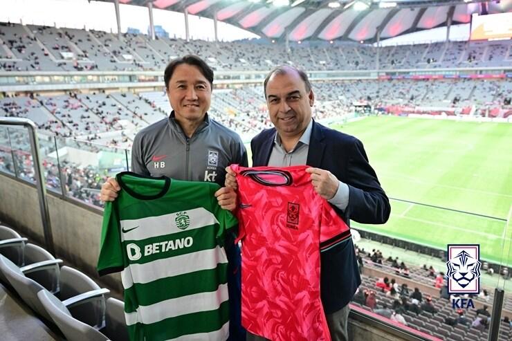 본문 이미지 - 황보관 대한축구협회 기술본부장과 파울루 고메즈 스포르팅CP 아카데미 디렉터. (대한축구협회 제공)