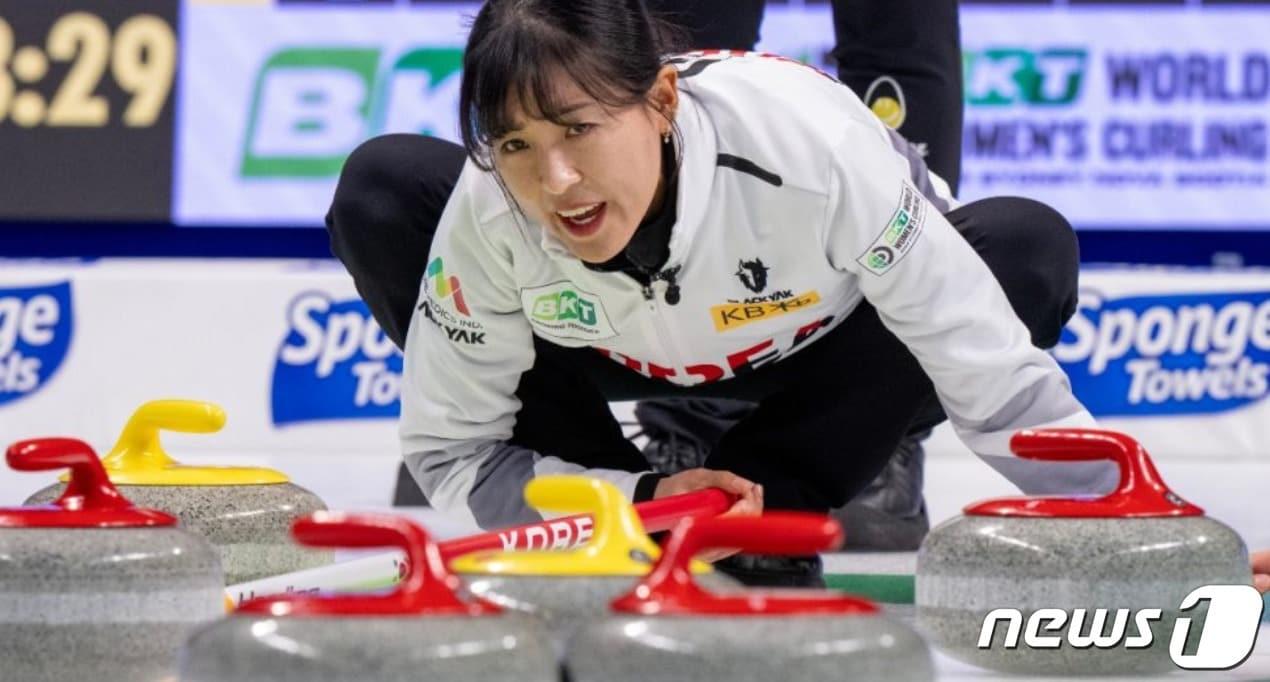 본문 이미지 - 여자 컬링 국가대표팀 '5G'가 캐나다 노바스코샤주 시드니에서 열린 세계선수대회 준결승전에서 캐나다에 7-9로 역전패했다.