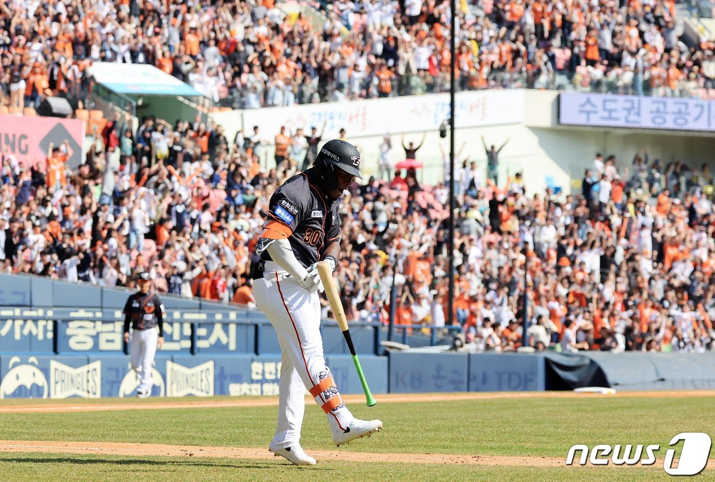 24일 서울 송파구 잠실야구장에서 열린 '2024 신한 SOL 뱅크 KBO리그' 한화 이글스와 LG 트윈스의 경기, 한화 페라자가 4회초 2사 LG 선발 임찬규를 상대로 동점 솔로홈런을 친 뒤 포효하며 홈으로 향하고 있다. 2024.3.24/뉴스1 ⓒ News1 김진환 기자