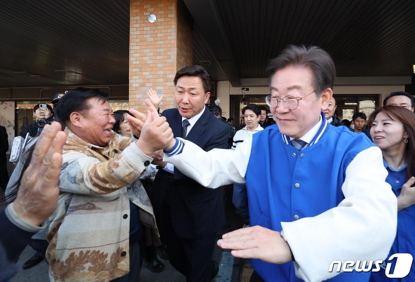 이재명 더불어민주당 대표가 24일 오후 서울 서초구 고속버스터미널을 방문해 시민들과 인사를 나누고 있다. (공동취재) 2024.3.24/뉴스1 ⓒ News1 김도우 기자