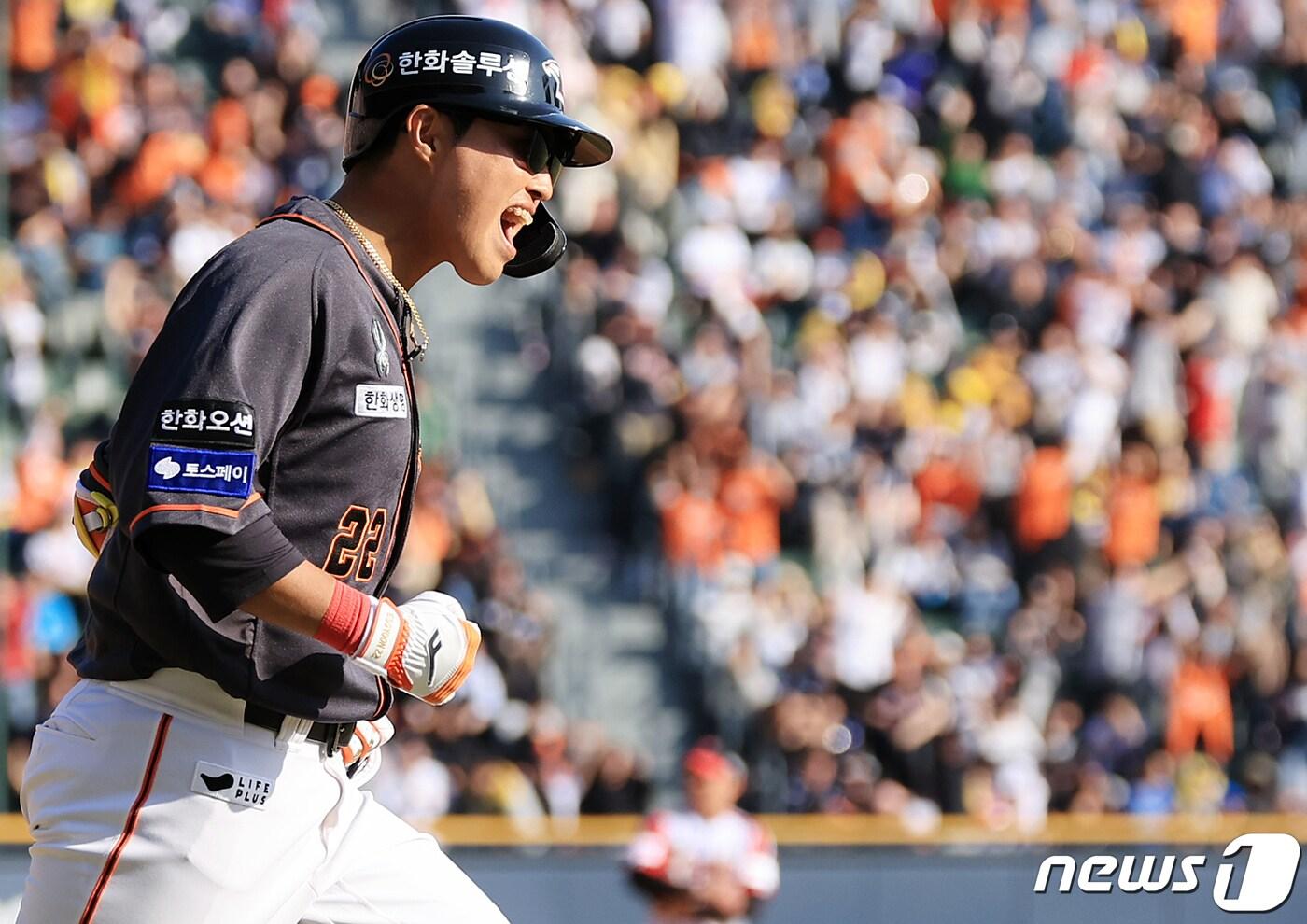24일 서울 송파구 잠실야구장에서 열린 '2024 신한 SOL 뱅크 KBO리그' 한화 이글스와 LG 트윈스의 경기, 한화 채은성이 8회초 2사 1,2루에서 LG 유영찬을 상대로 스리런 홈런을 친 뒤 포효하며 홈으로 향하고 있다. 2024.3.24/뉴스1 ⓒ News1 김진환 기자