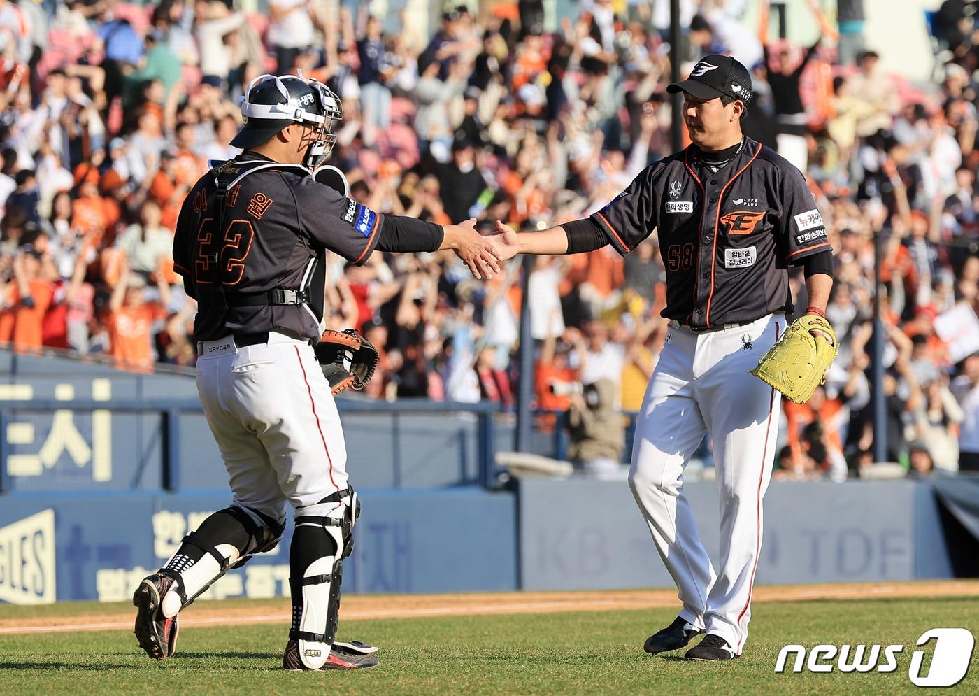 24일 서울 송파구 잠실야구장에서 열린 '2024 신한 SOL 뱅크 KBO리그' 한화 이글스와 LG 트윈스의 경기, 8대4 승리를 거두며 어제 패배를 설욕한 한화 박상원과 포수 이재원이 기쁨을 나누고 있다. 2024.3.24/뉴스1 ⓒ News1 김진환 기자