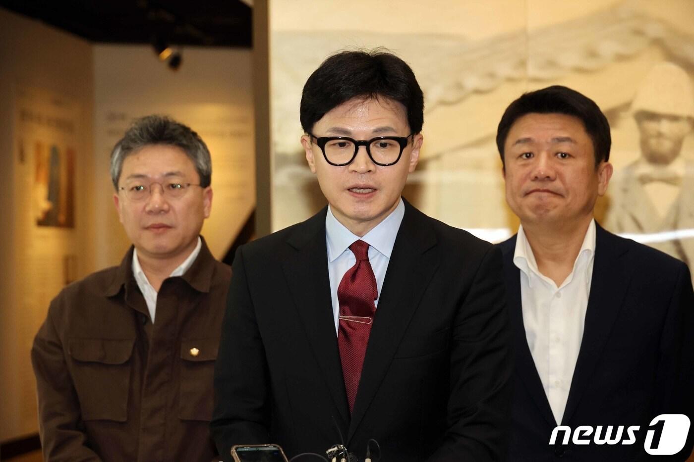 본문 이미지 - 한동훈 국민의힘 비상대책위원장이 24일 오후 서울 서대문구 신촌 세브란스병원에서 열린 전국의대교수협의회 회장단 간담회를 마친 뒤 취재진의 질문에 답하고 있다.(공동취재) 2024.3.24/뉴스1 ⓒ News1 임세영 기자