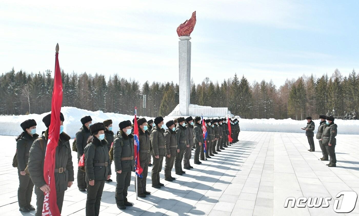 본문 이미지 - (평양 노동신문=뉴스1) = 북한 노동당 기관지 노동신문은 25일 "삼지연대기념비에 높이 모신 위대한 수령 김일성 동지의 동상 앞 교양마당에서 24일 전국기자, 언론인들의 백두산지구 혁명전적지 답사 행군대 출발모임이 진행됐다＂라고 전했다. [국내에서만 사용가능. 재배포 금지. DB 금지. For Use Only in the Republic of Korea. Redistribution Prohibited] rodongphoto@news1.kr