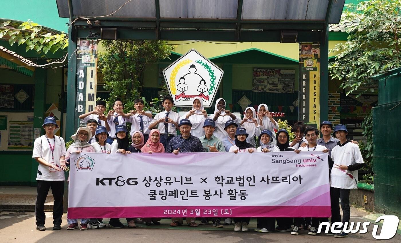 23일(현지시간) KT&G 상상유니브 인도네시아의 현지 대학생과 관계자로 구성된 봉사자들이 기념사진을 촬영하고 있다.(KT&G 제공)