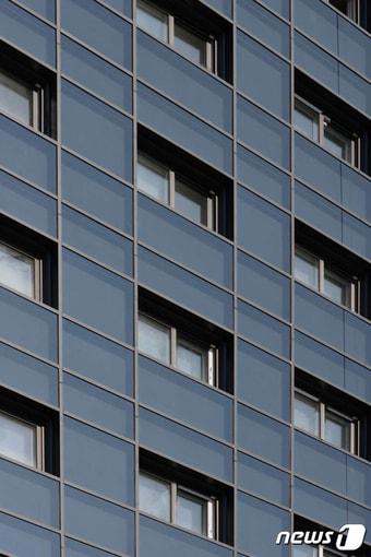 본문 이미지 - 코팅유리 씨룩스가 시공된 아파트 외벽 모습 (KCC글라스 제공)