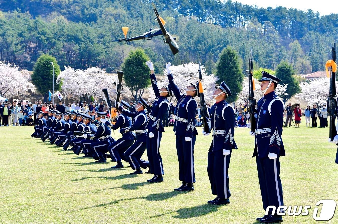 본문 이미지 - 공군 의장대 공연(공군교육사령부 제공).