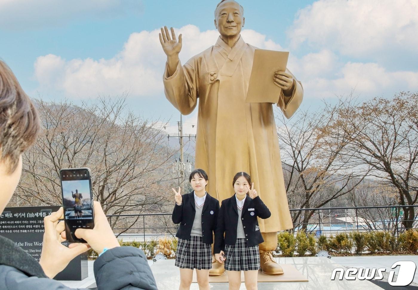 본문 이미지 - 칠곡 다부동 전적기념관 방문객들이 이승만 전 대통령 동상 앞에서 기념사진을 찍고 있다. (칠곡군 제공) 2024.3.25/뉴스1