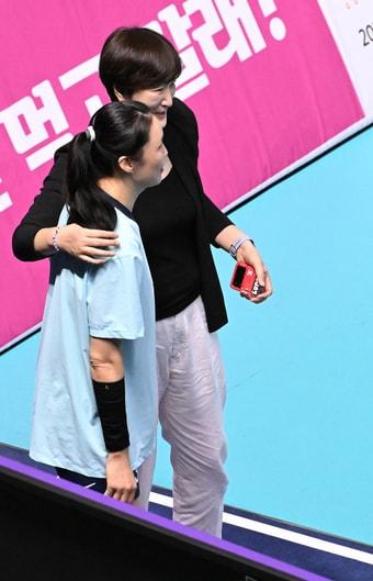 본문 이미지 - 장소연 페퍼저축은행 신임 감독(오른쪽) (한국배구연맹 제공)