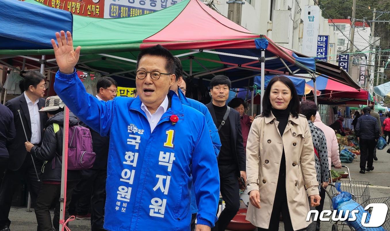 본문 이미지 - 박지원 더불어민주당 전남 해남·완도·진도 후보가 25일 오전 완도읍 전통시장을 찾아 상인과 주민들에게 인사를 하고 있다. (박지원 선거사무실 제공)2024.3.25/ 뉴스1 
