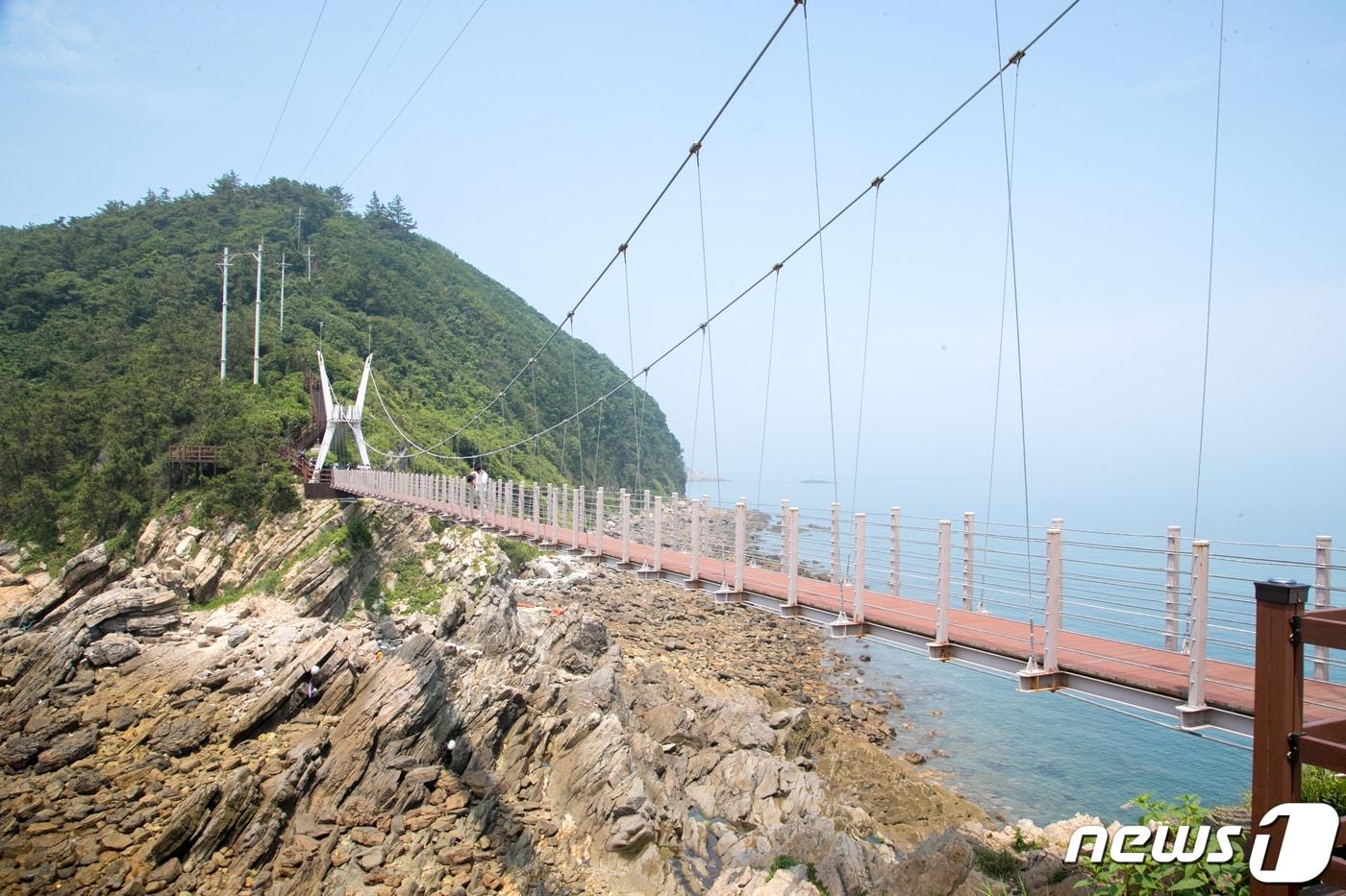 본문 이미지 - 전북특별자치도 군산시 옥도면 방축도와 광대로를 연결한 출렁다리.(군산시 제공) 2024.3.25/뉴스1
