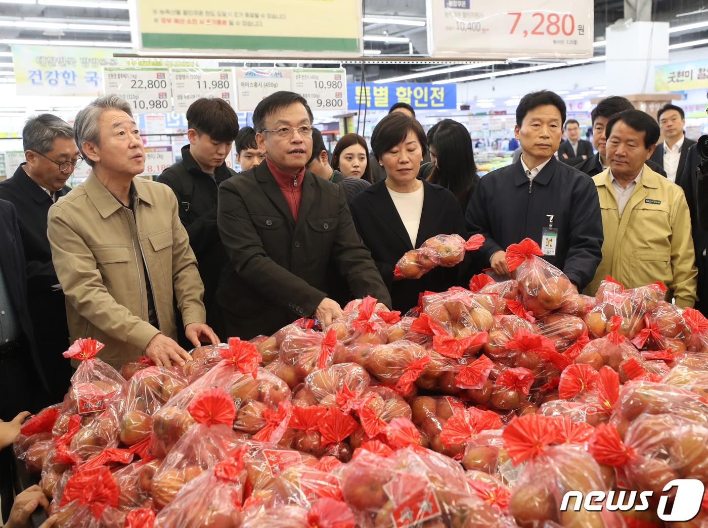 본문 이미지 - 최상목 경제부총리 겸 기획재정부 장관과 송미령 농림축산식품부 장관, 강호동 농협중앙회장이 25일 오전 경기 성남시 분당구 하나로마트 성남점에서 물가 현장점검을 하고 있다. 2024.3.25/뉴스1 ⓒ News1 김영운 기자