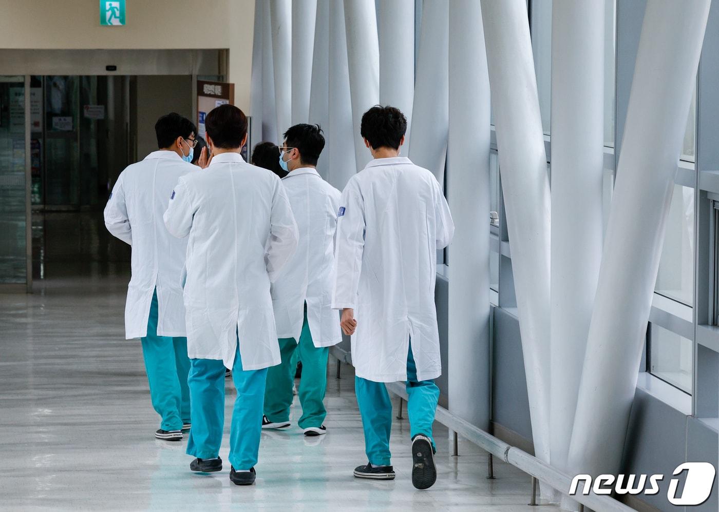 본문 이미지 - 정부의 의대 정원 배분에 반발한 전국 의대 교수들이 집단 사직서 제출을 예고한 25일 서울 시내 대학 병원에서 의료진들이 점심식사를 위해 이동하고 있다. 2024.3.25/뉴스1 ⓒ News1 안은나 기자(사진은 기사 내용과 무관함)