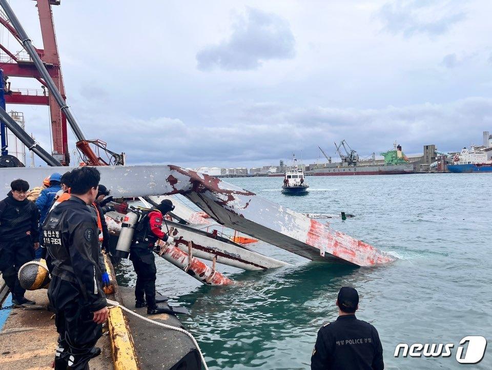 본문 이미지 - 24일 오전 울산 울주군 온산항 정일부두에서 크레인 1기가 전도되며 주변 작업 중이던 크레인을 덮쳐 작업자 2명이 바다로 빠져 끝내 숨지는 사고가 발생했다.(울산해양경찰서제공)