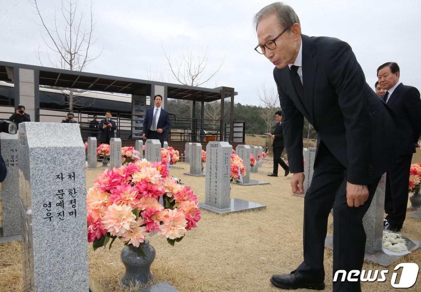 이명박 전 대통령이 25일 오전 대전 유성구 국립대전현충원 천안함 46용사 묘역에 참배한 뒤 묘비를 둘러보고 있다. 2024.3.25/뉴스1 ⓒ News1 김기태 기자