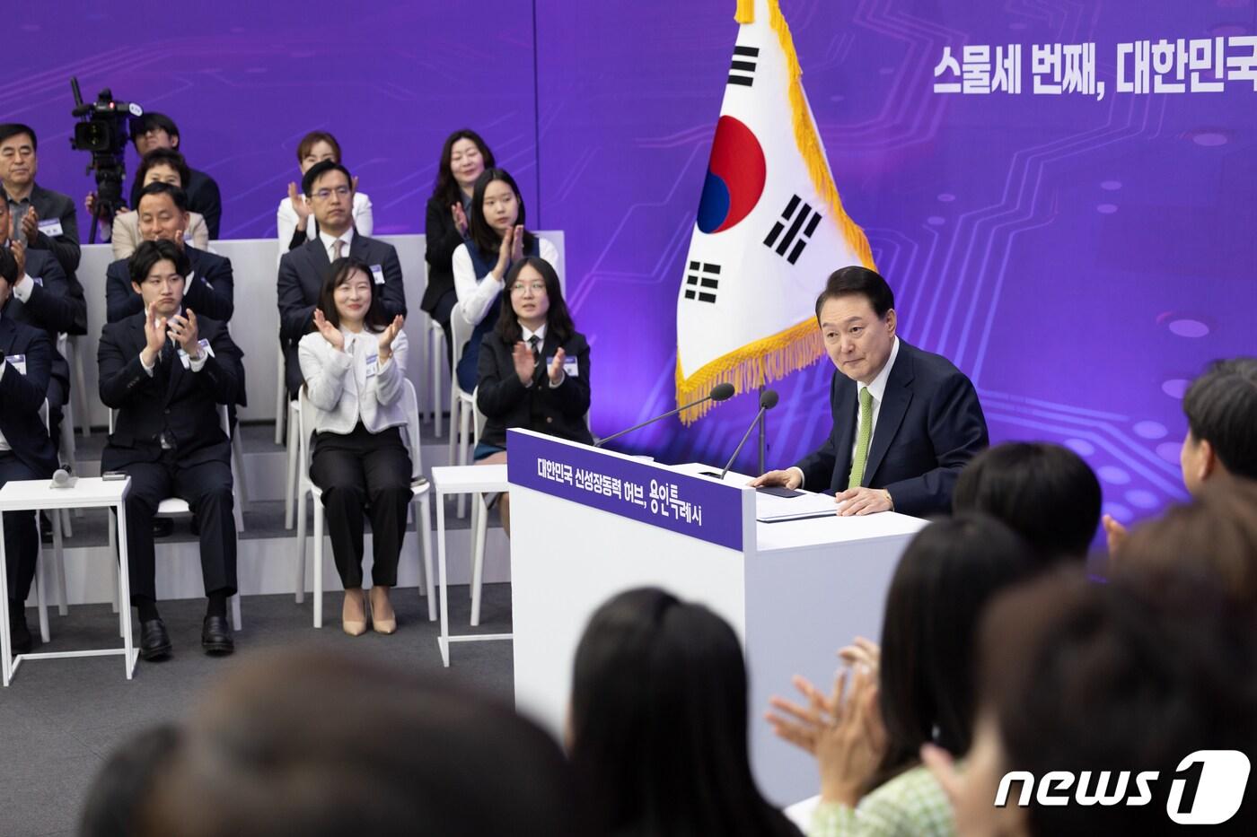 본문 이미지 - 윤석열 대통령이 25일 경기도 용인특례시청에서 '대한민국 신성장동력 허브, 용인특례시'를 주제로 열린 스물세 번째 국민과 함께하는 민생토론회에서 모두발언을 하고 있다. (대통령실 제공) 2024.3.25/뉴스1 ⓒ News1 오대일 기자