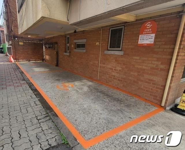 본문 이미지 - 마포구 공유주차장 도색 지원 모습.(마포구청 제공)