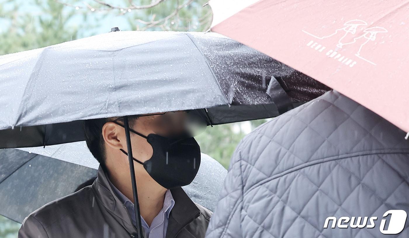 본문 이미지 - 2450억 원 규모의 가상자산 출금 중단 사건을 일으켜 특정경제범죄 가중처벌 등에 관한 법률 위반(사기) 등의 혐의를 받는 코인 예치업체 델리오 대표 정 모 씨. 2024.3.25 ⓒ 뉴스1 김성진 기자