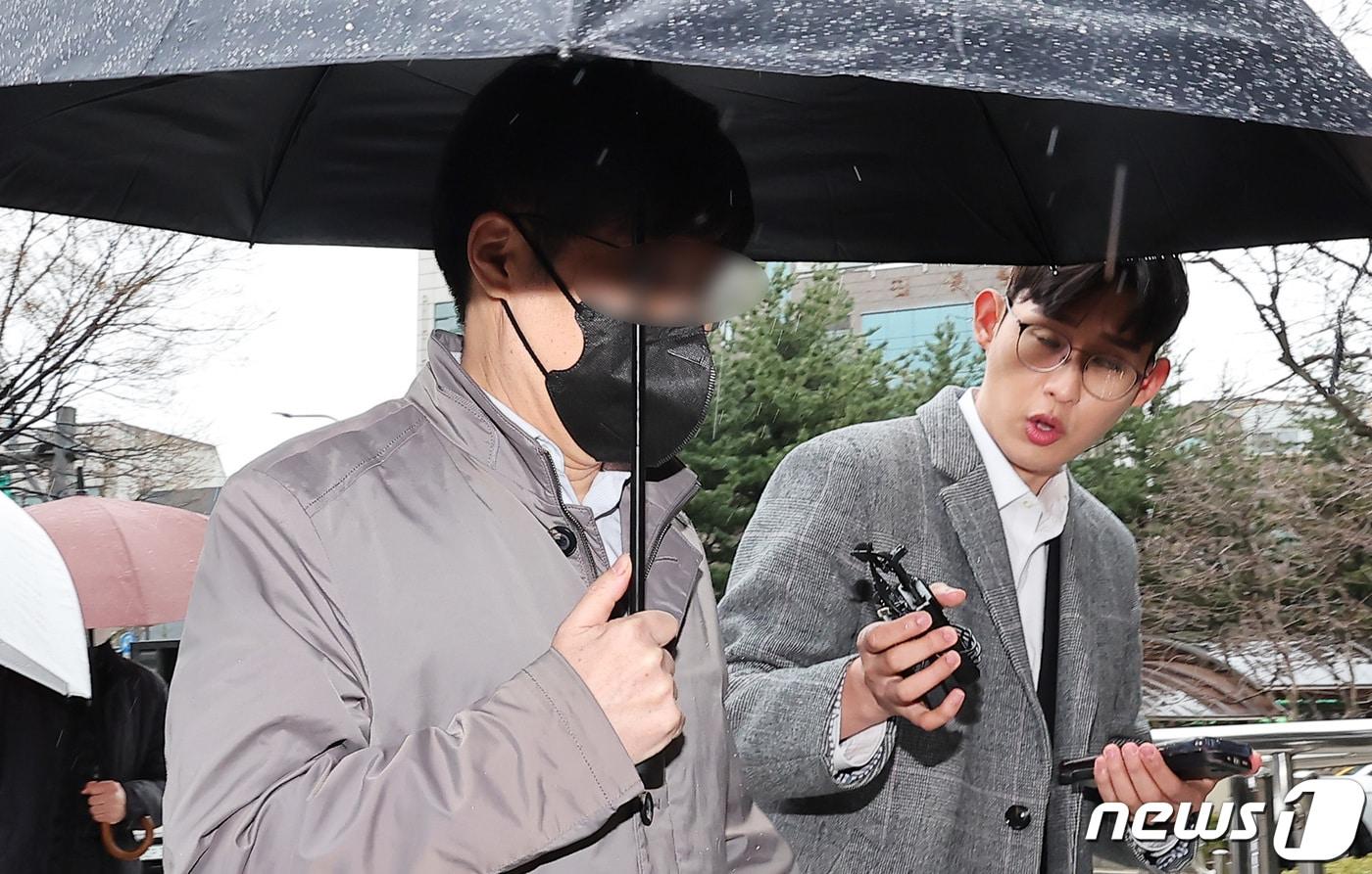 2450억 원 규모의 가상자산 출금 중단 사건을 일으켜 특정경제범죄 가중처벌 등에 관한 법률 위반(사기) 등의 혐의를 받는 코인 예치업체 델리오 대표 정 모 씨가 25일 서울 양천구 서울남부지방법원에서 열린 구속 전 피의자 심문(영장실질심사)에 출석하고 있다. 2024.3.25/뉴스1 ⓒ News1 김성진 기자