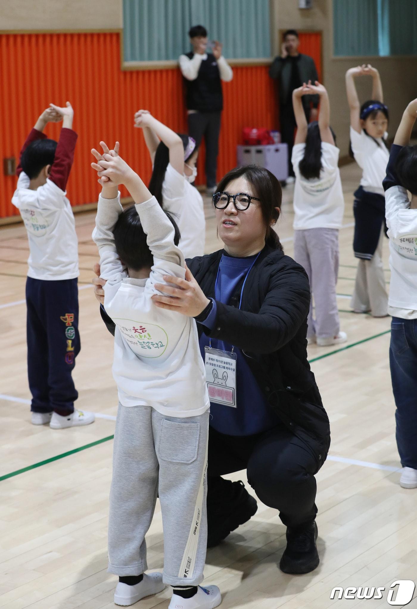 본문 이미지 - 장미란 문화체육관광부 제2차관이 25일 오후 경기 용인시 기흥구 마성초등학교 늘봄학교 체육프로그램 현장을 방문해 아이들과 준비운동을 하고 있다. 2024.3.25/뉴스1 ⓒ News1 김영운 기자