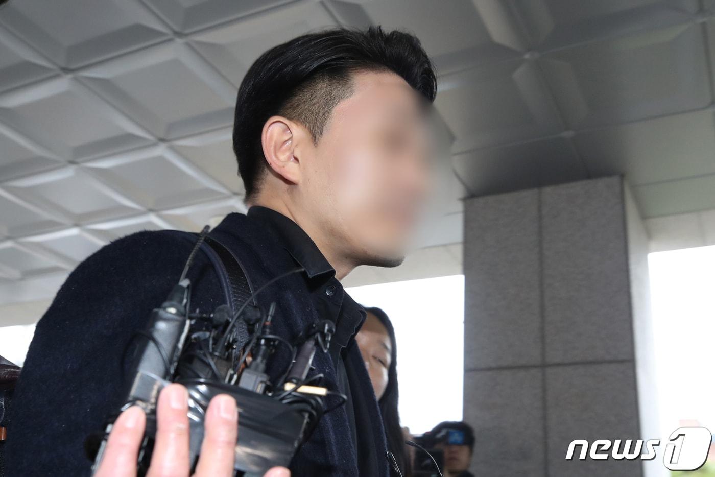 온라인 커뮤니티 '메디스태프' 대표 기 모 씨가 25일 오후 집단행동에 불참한 전공의 명단인 '전공의 블랙리스트'가 온라인에 올라온 것과 관련한 조사를 받기 위해 서울경찰청 사이버범죄수사대에 출석하고 있다. 2024.3.25/뉴스1 ⓒ News1 이광호 기자